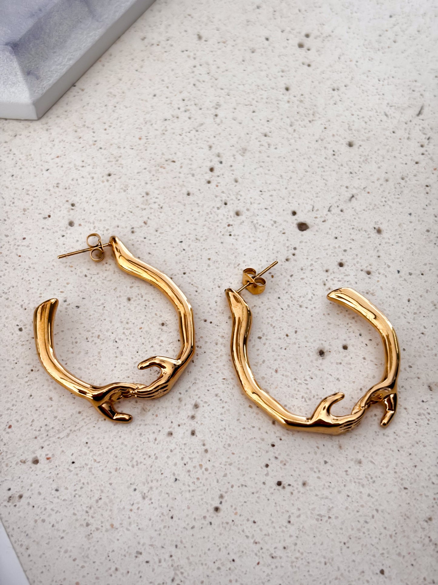 Pendientes Holding hands