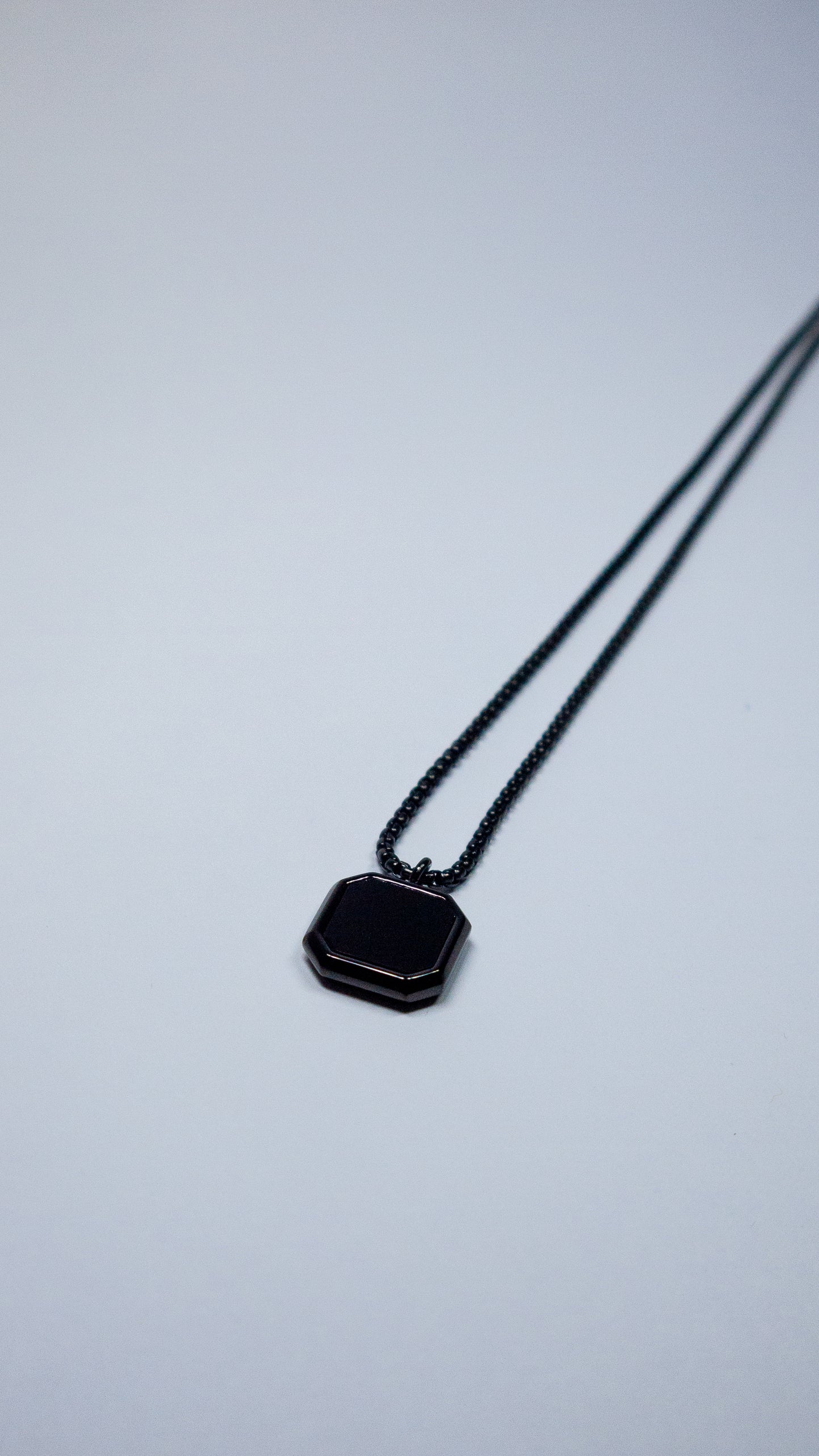 Cadena Urban “Black Square Stone”